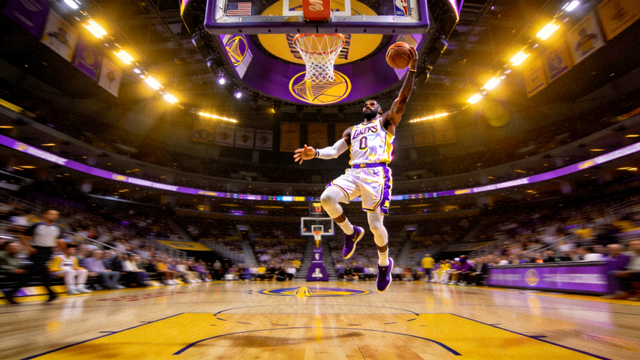 湖人队与勇士队NBA篮球比赛画面，球员三分跳投瞬间和球场灯光